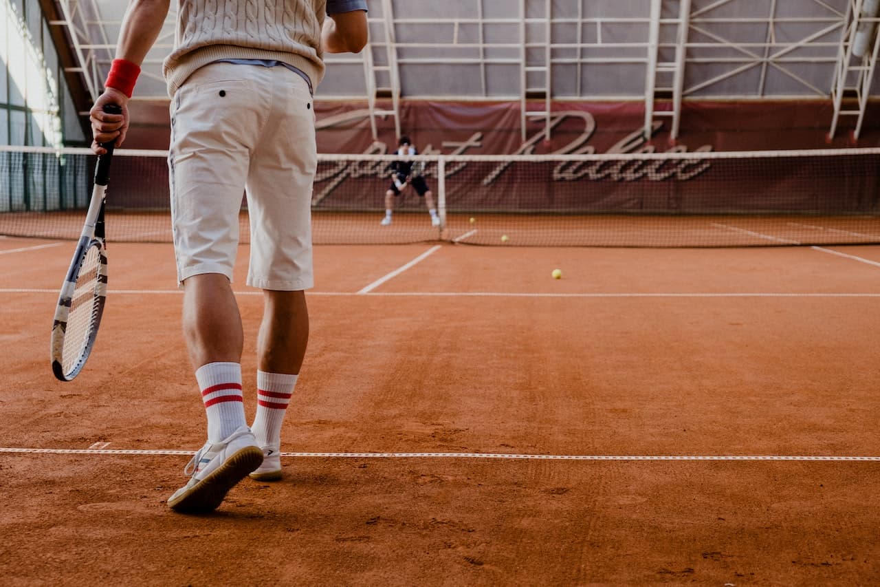 Learn how to play tennis with this step-by-step guide for beginners. Improve your strokes, master the game, and get valuable tennis tips.